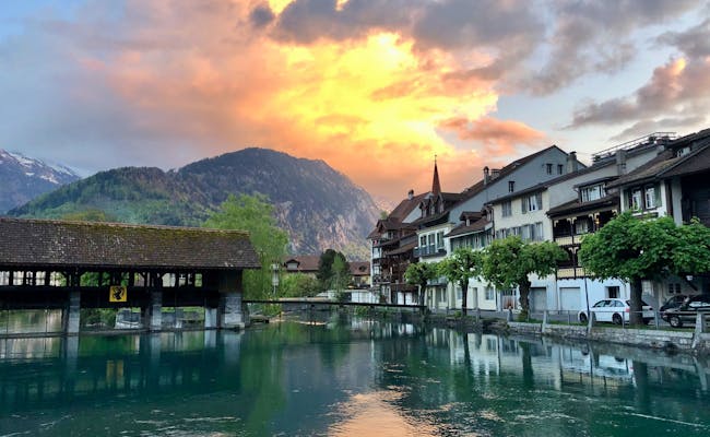 Pod peste Aare: peisaj pitoresc în Interlaken cu munți și apă idilică.