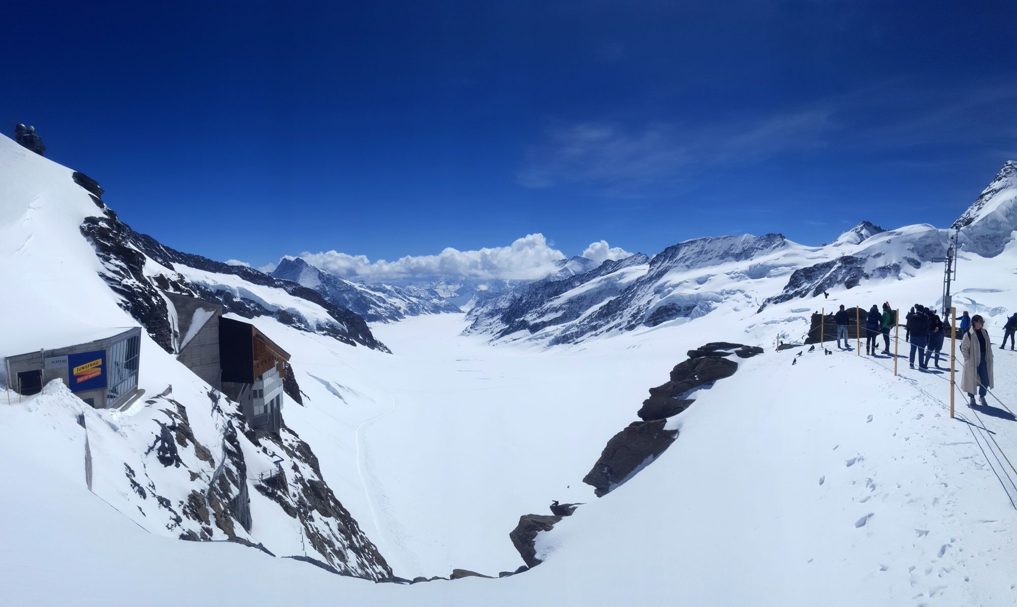 Jungfraujoch vue d'hiver sur les montagnes enneigées et le paysage glaciaire