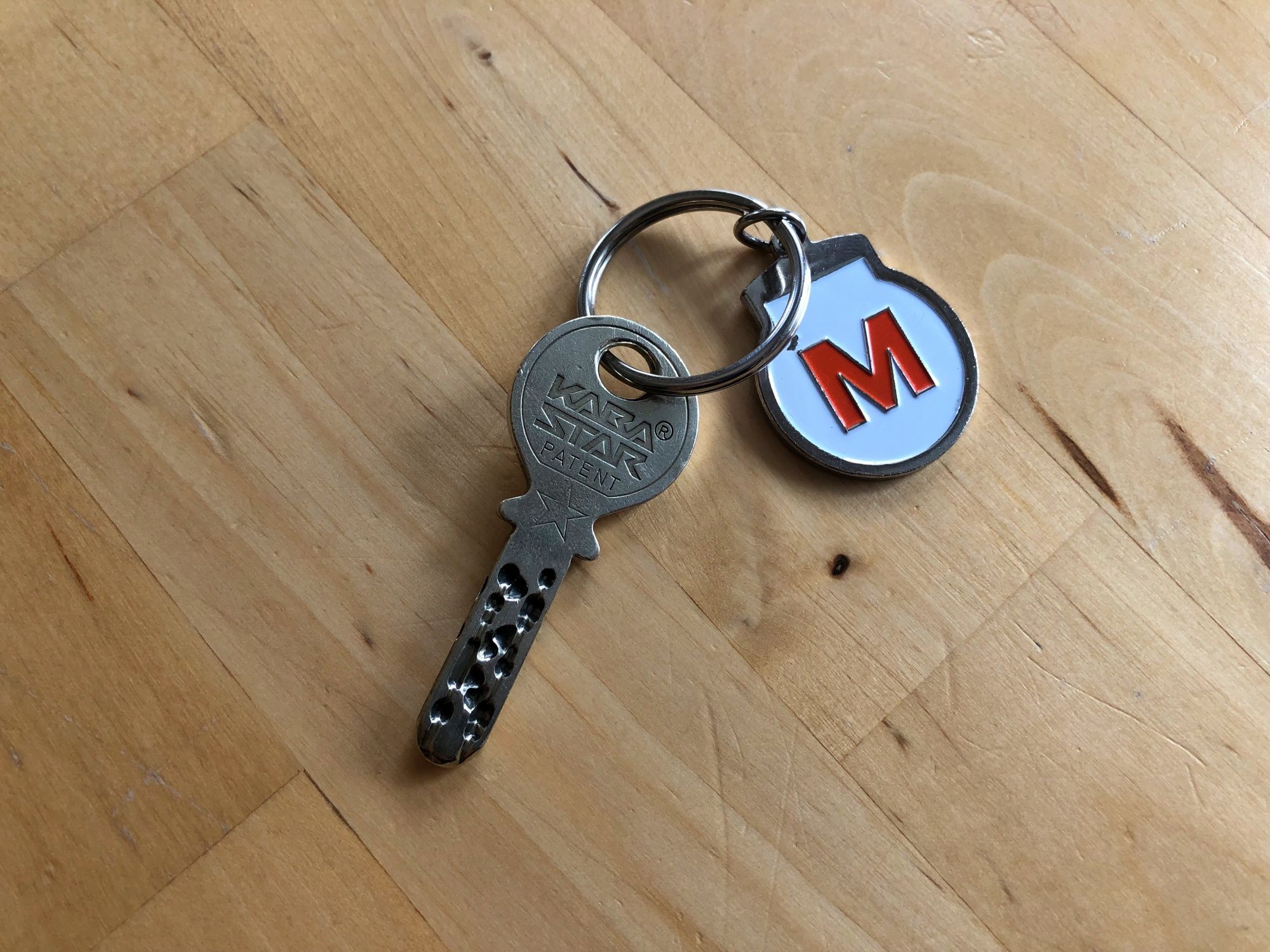 チューリッヒのKABAキーとキーチェーン