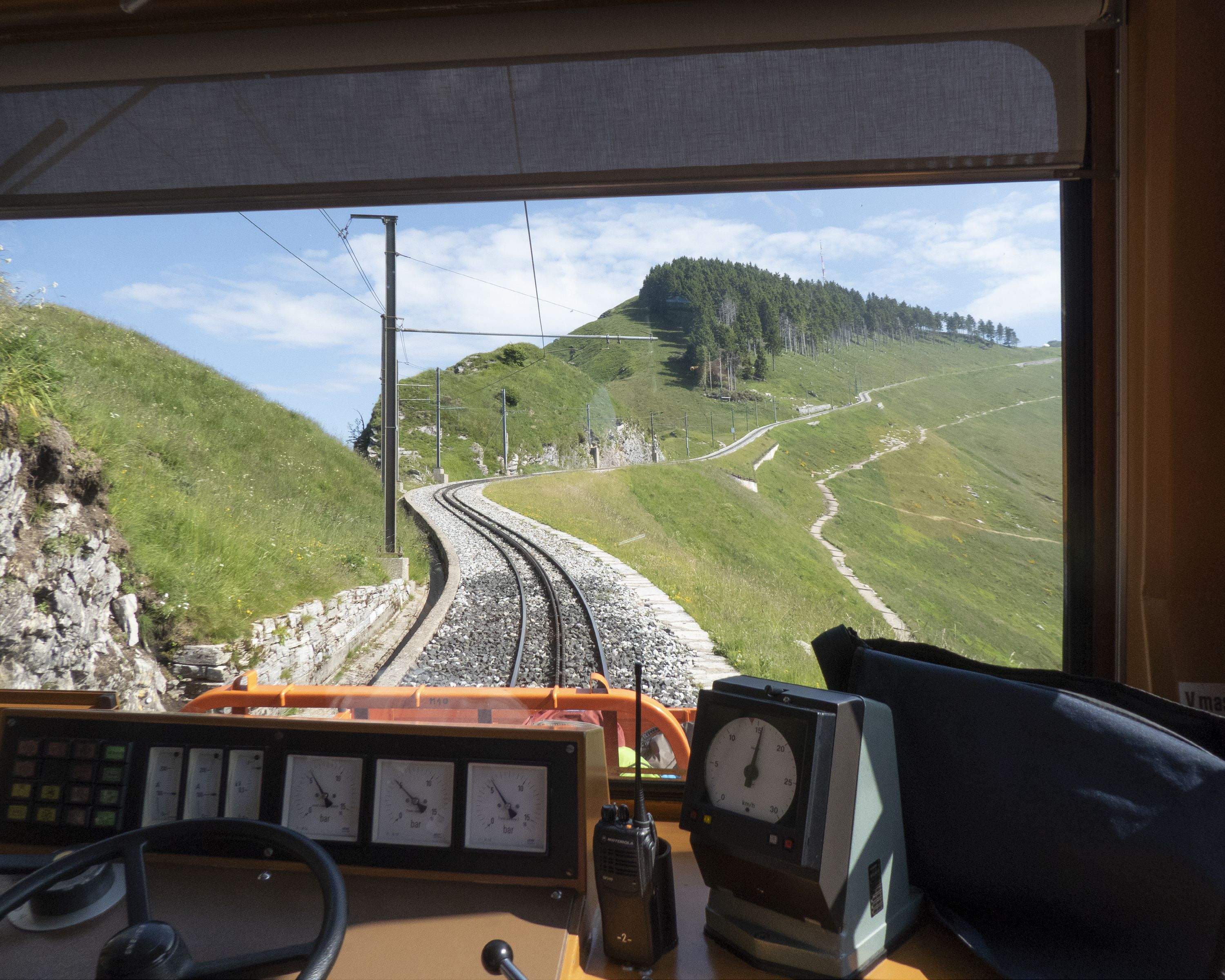 蒙特热纳索缆车，俯瞰绿色草地和丘陵