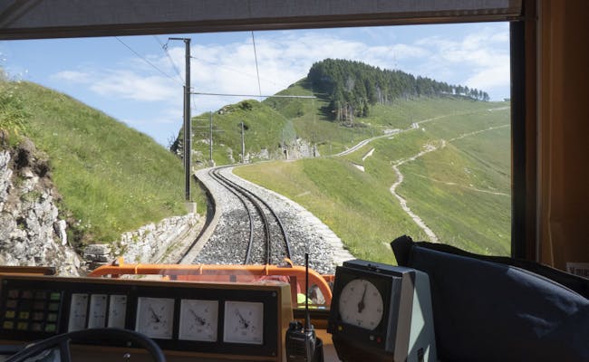 Teleférico del Monte Generoso con vista a praderas y colinas