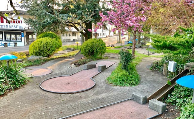Mini Golf Rigi dengan Bunga dan Jalur Permainan