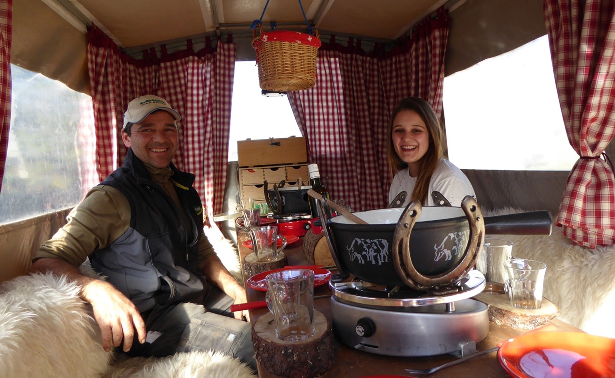 Rössliposcht com Fondueplausch em Heidiland. Atmosfera acolhedora com participantes e destaques culinários.