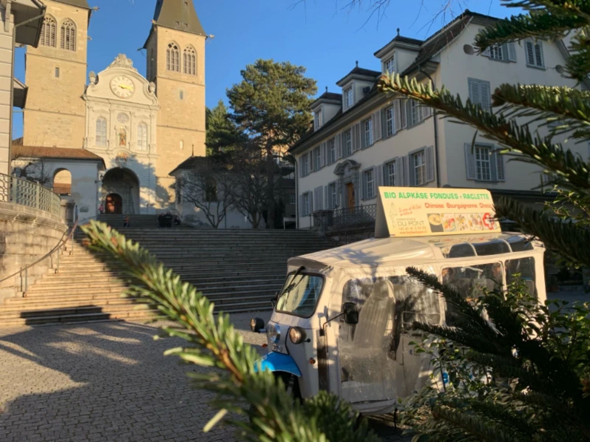 Φοντύ Τούκ Τούκ μπροστά από την Καθολική Εκκλησία. Απόλαυσε πεντανόστιμο φοντύ στην καρδιά της πόλης.