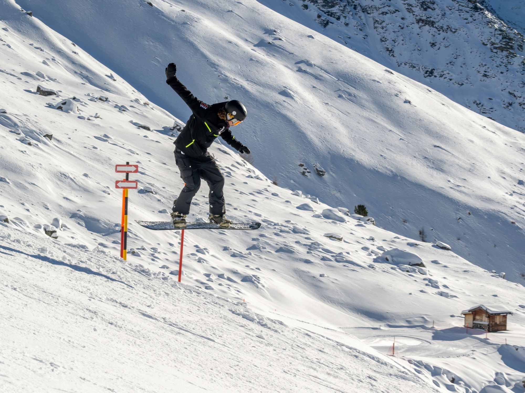 Cours de snowboard : découvre des leçons privées sur la Hannigalp en hiver dans les montagnes.
