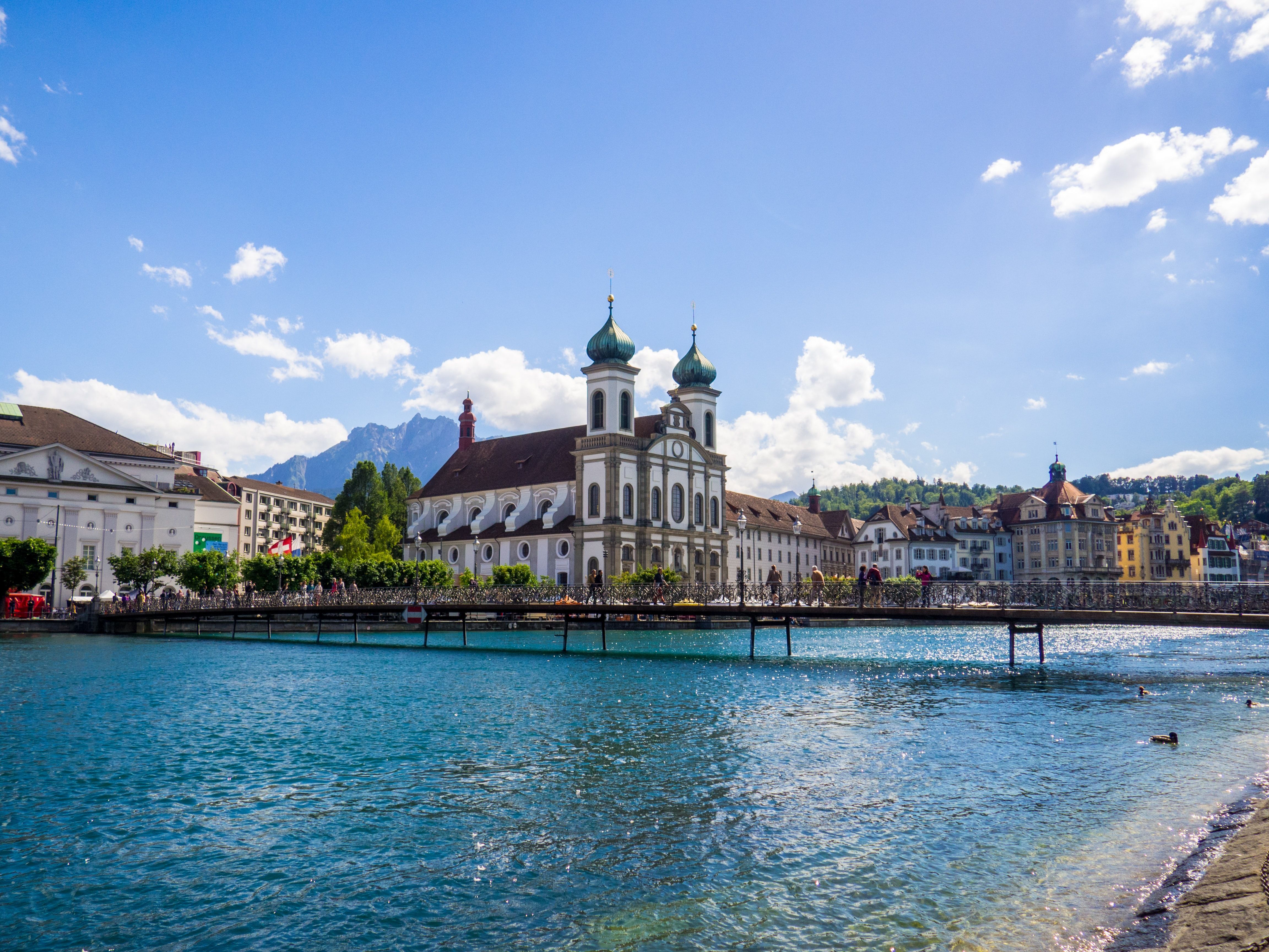 Jezuïetenkerk in Luzern aan de rivier, indrukwekkende architectuur en natuurlijke omgeving aan het water.
