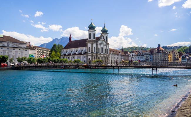 L'église des jésuites au bord de la rivière à Lucerne (photo : Unsplash Tom Bradley)