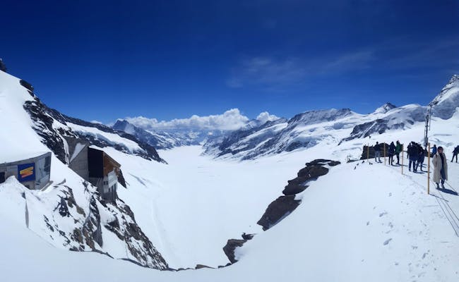 Jungfraujoch: Peisaj de iarnă cu zăpadă și munți în Elveția pentru iubitorii de iarnă.