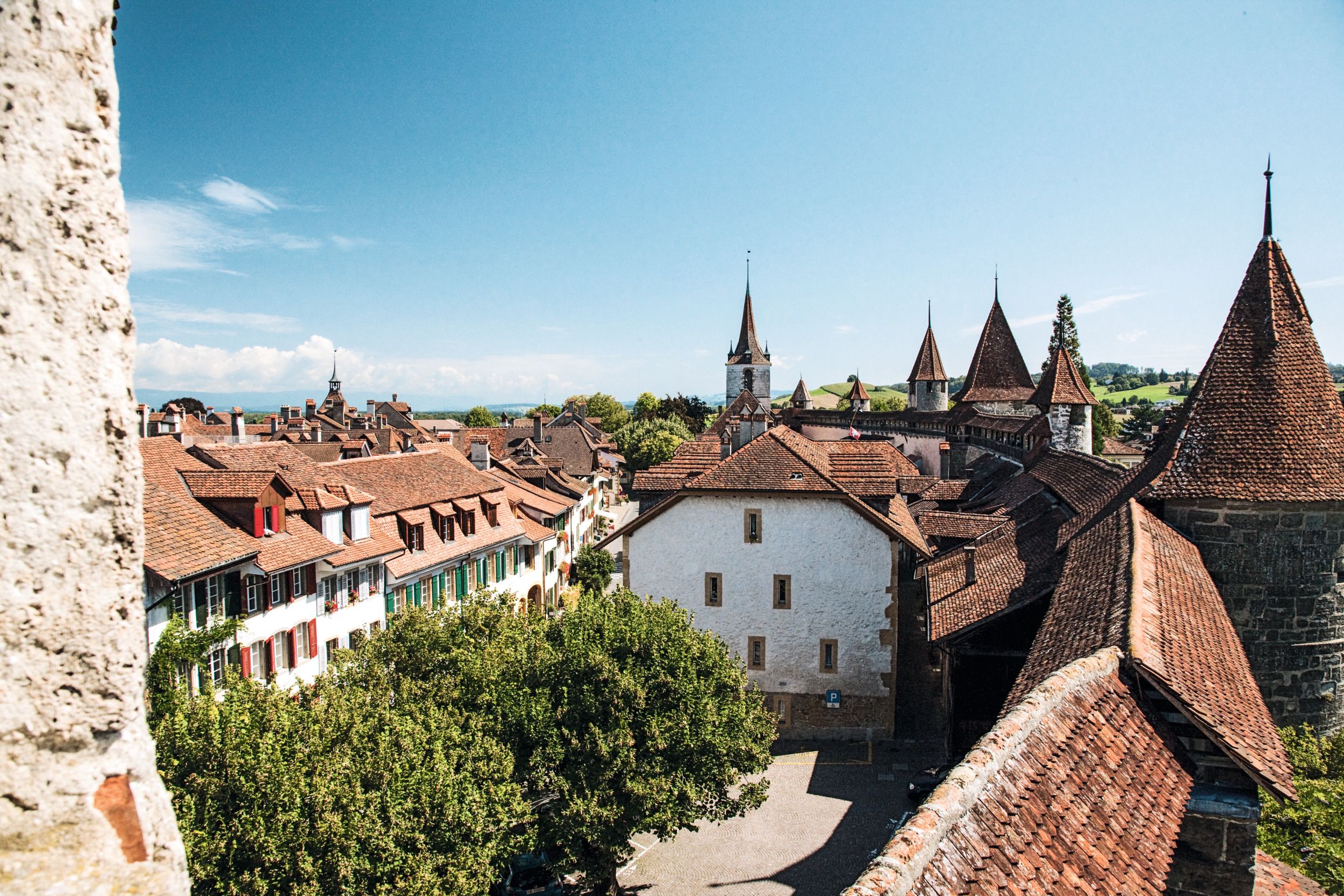 Murten : vue sur les remparts, bâtiments historiques et paysage impressionnant en été.