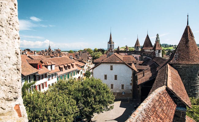 Murten: vista de las murallas, edificios históricos y un impresionante paisaje en verano.