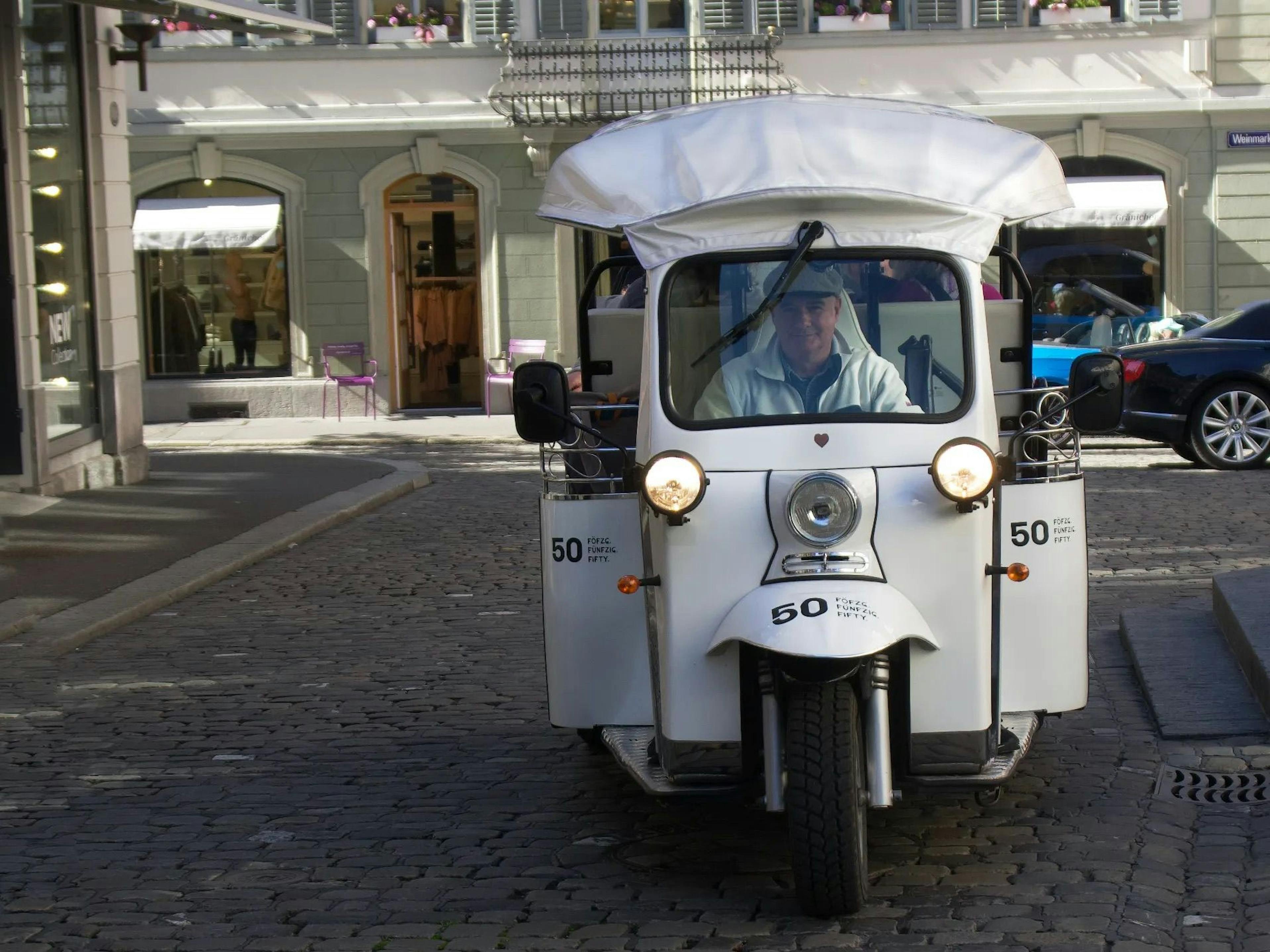 Tuk Tuk: Entdecke das Stadtleben mit dem Tuk Tuk als einzigartiges Transportmittel.