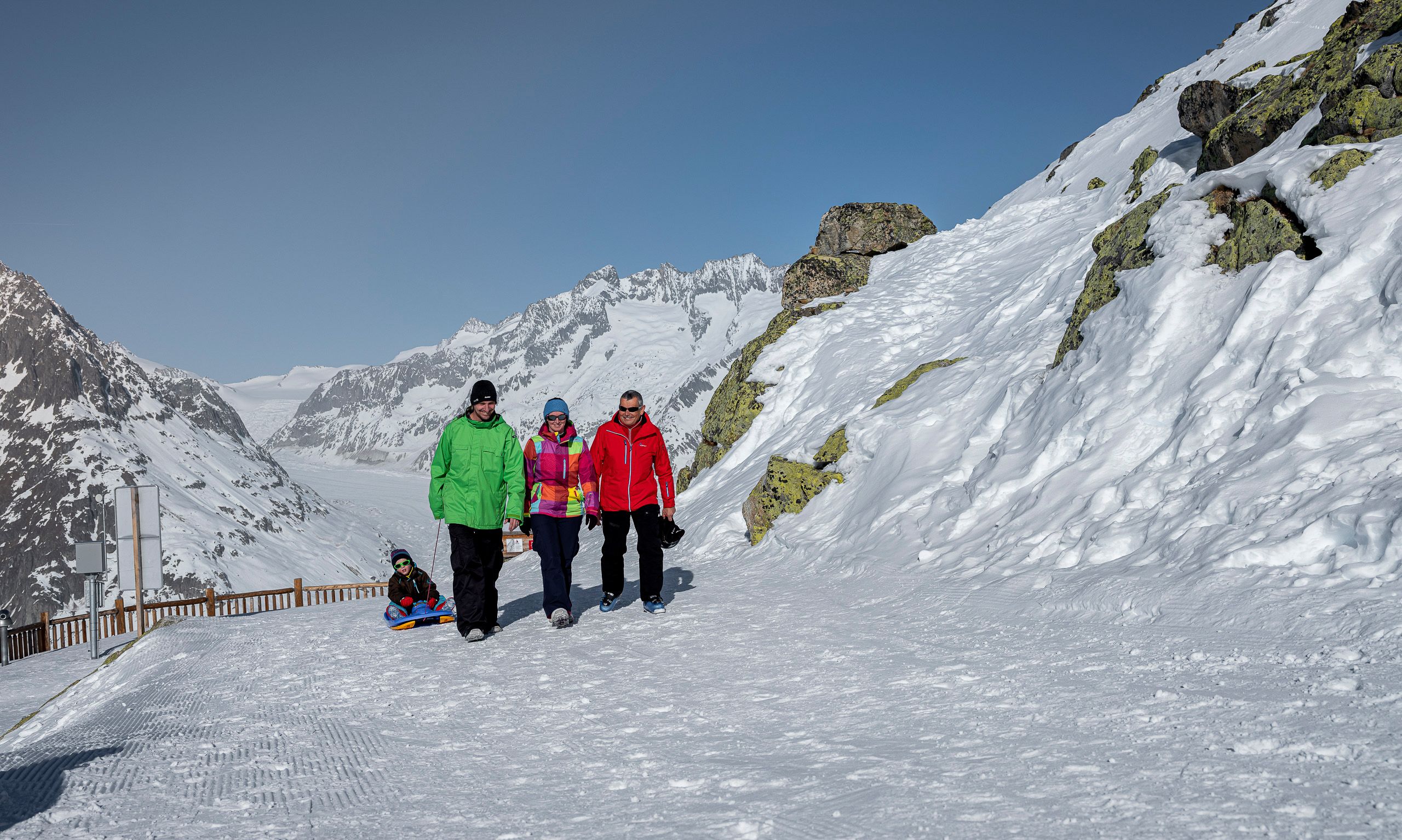贝特梅霍恩，阿列奇滑雪区的冬季徒步旅行，雪地上的人们。