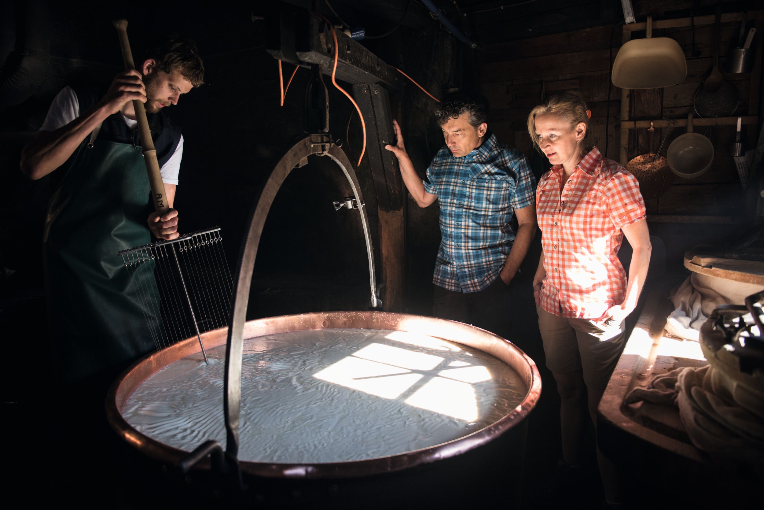 Gruyère: návštěvníci sledují výrobu sýra v tradiční sýrně