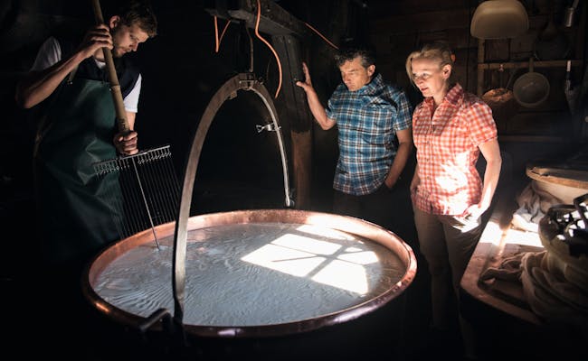 Visite de la fabrication du fromage en Gruyère (photo : Suisse Tourisme)