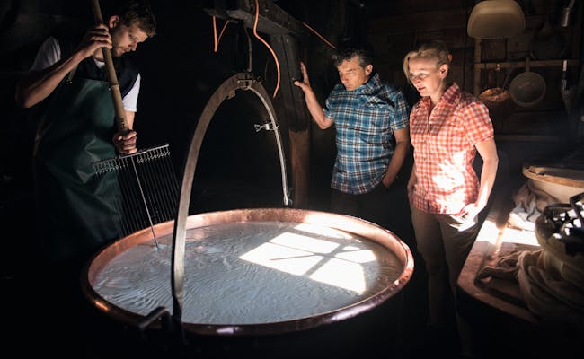 Gruyere: los visitantes observan la producción de queso en una quesería tradicional