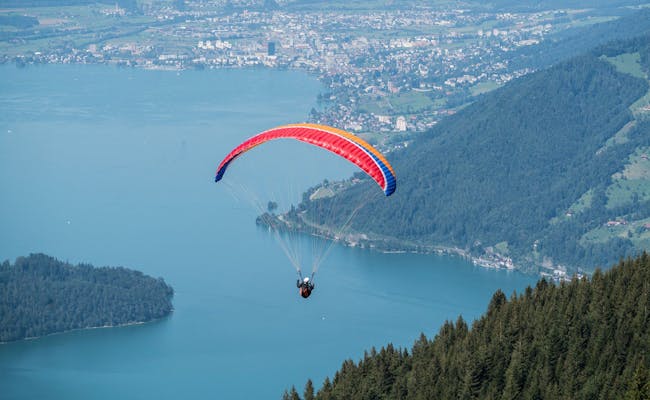 Paralayang di atas Rigi dengan pemandangan Danau Vierwaldstätter.