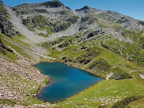 칼란카 호수 자연공원, 맑은 물과 산, 잔디로 둘러싸여 있습니다.