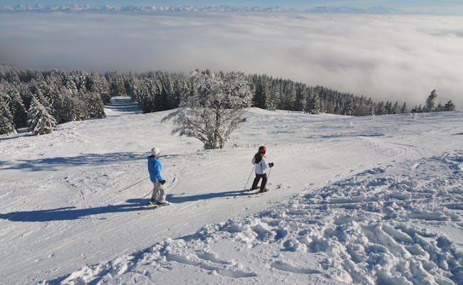 Faire du ski dans le Jura (photo : Suisse Tourisme)