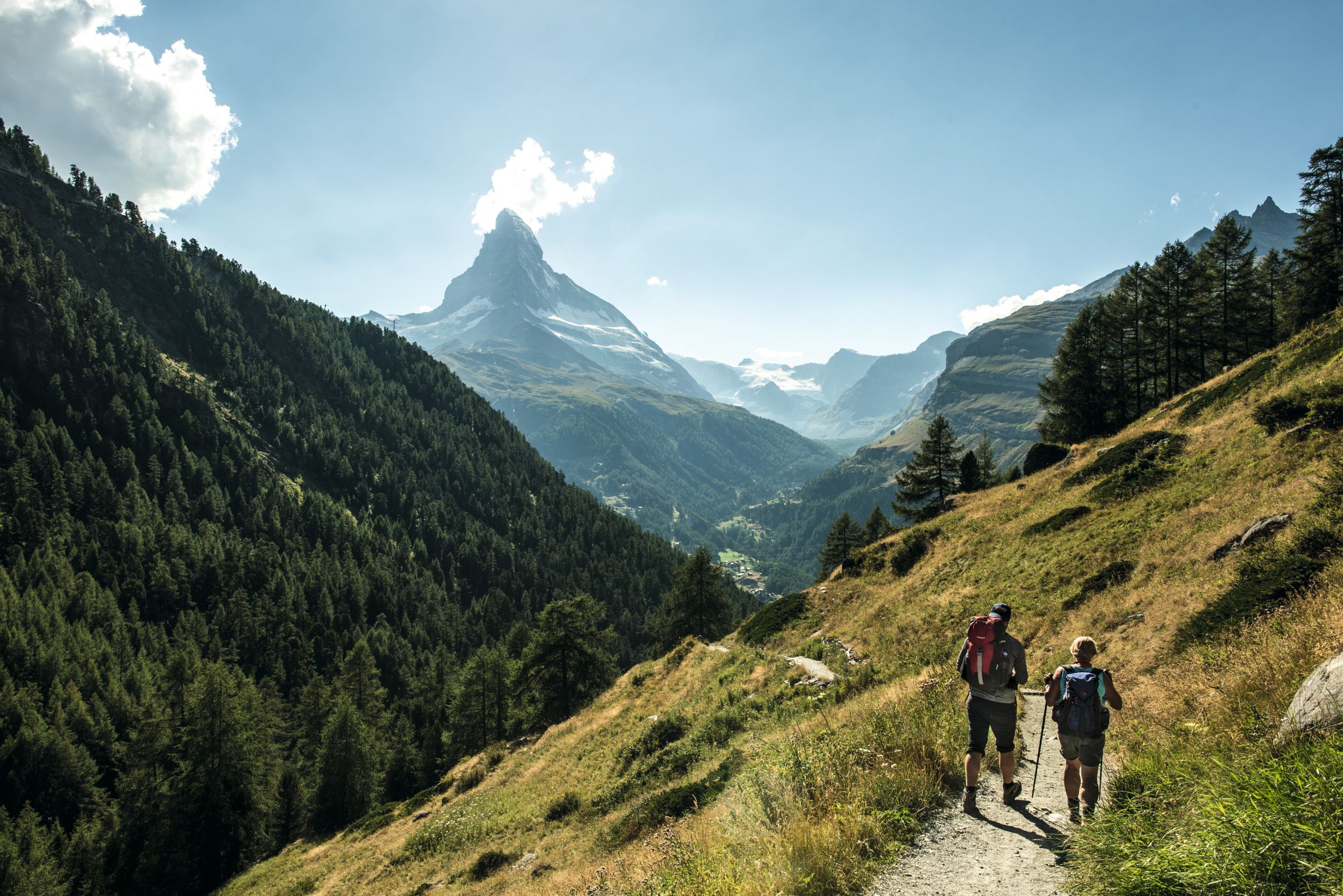 Randonnée à Zermatt avec vue sur le Cervin, expérience de la nature dans les montagnes.