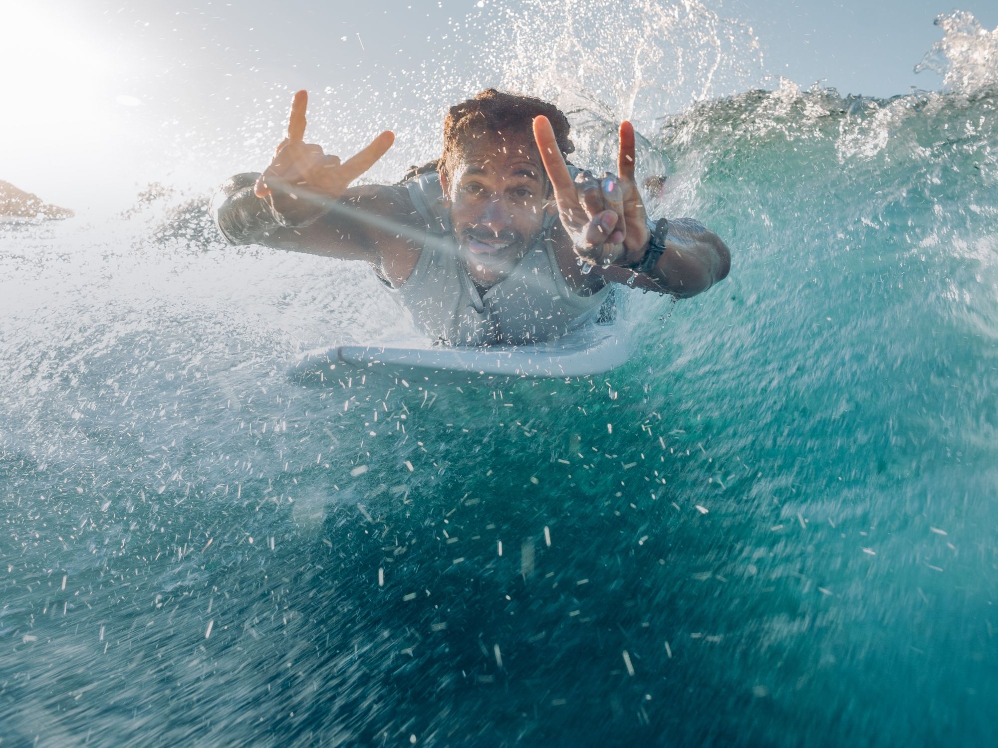 Wakesurfen auf dem Zürichsee mit Freundschaft, Spaß, und Sommer. Genieße ein privates Boot-Erlebnis.