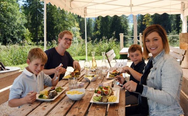 Mittagessen mit Familie (Foto: Forellensee Gastro) 