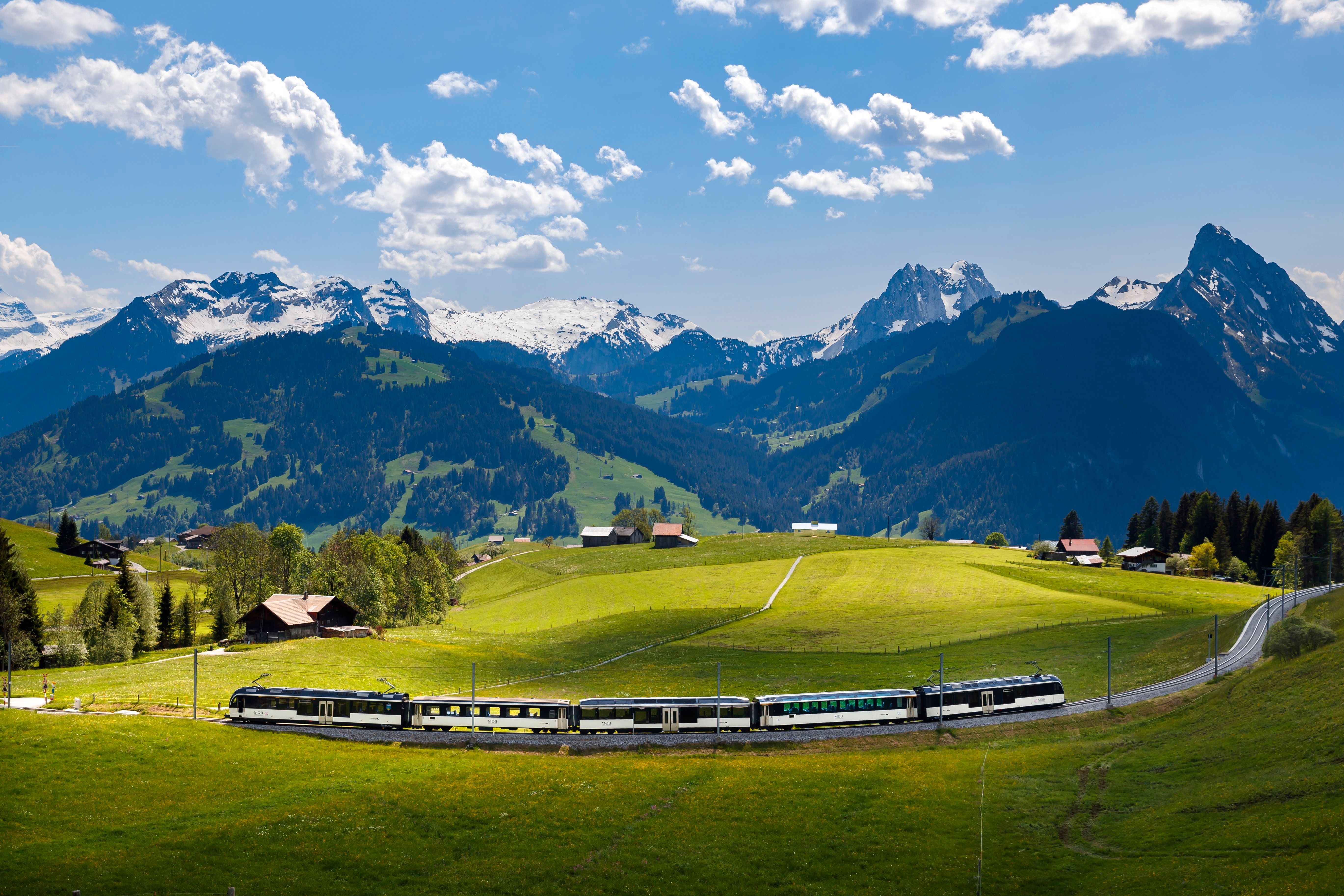 Golden Pass Line: Discover the picturesque landscape in the Bernese Oberland with mountains and meadows.