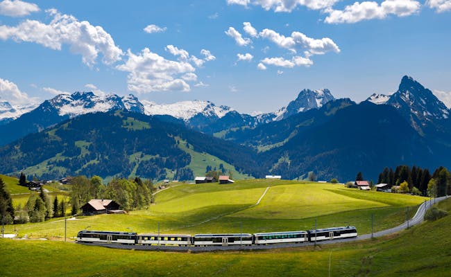 Golden Pass Line: Discover the picturesque landscape in the Bernese Oberland with mountains and meadows.