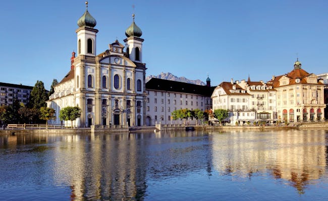 Iglesia Jesuita en Lucerna: arquitectura encantadora, vista al agua, descubre la vida de la ciudad.