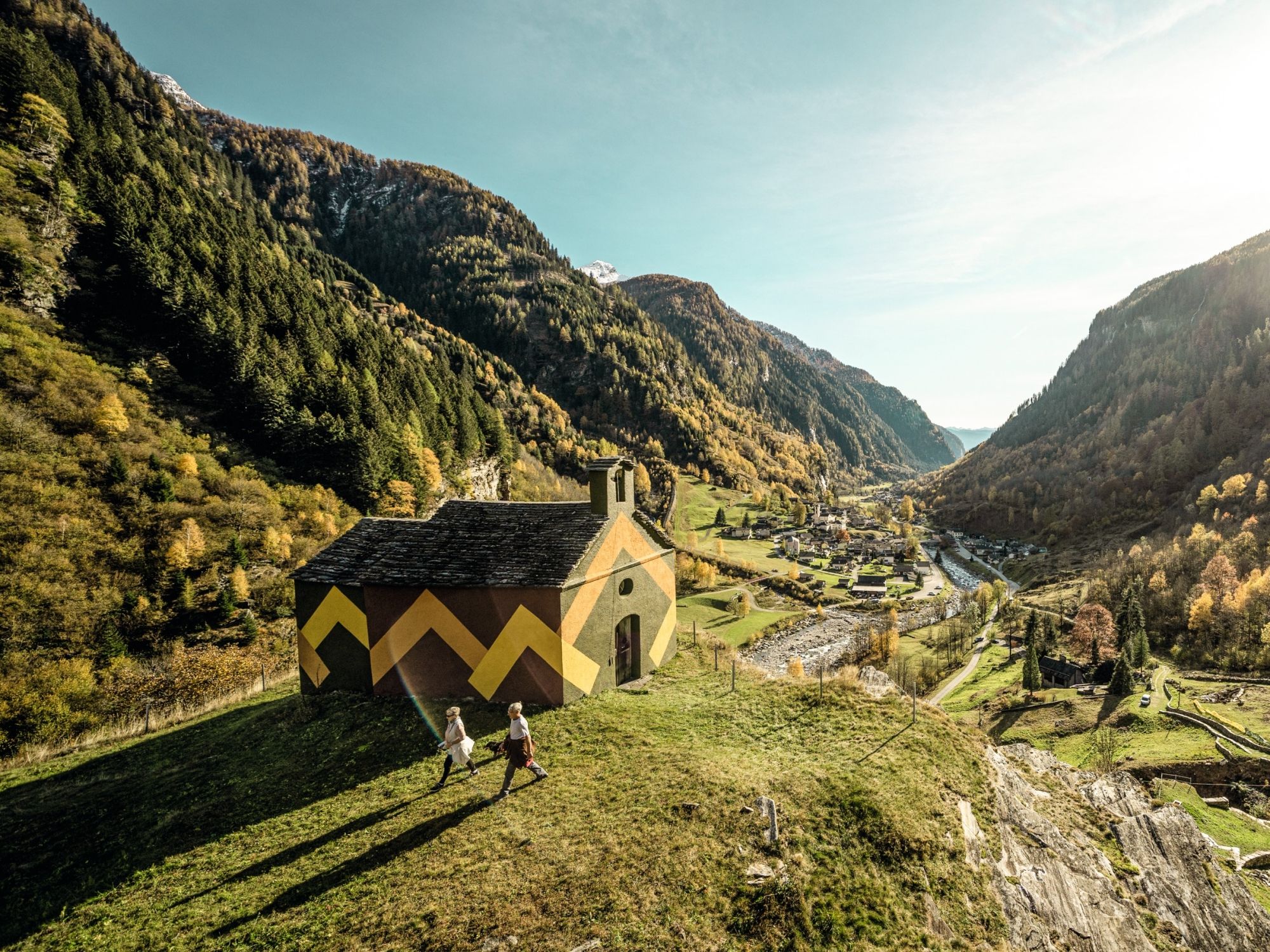칼란카 자연공원에서 걷는 사람들과 다채로운 오두막
