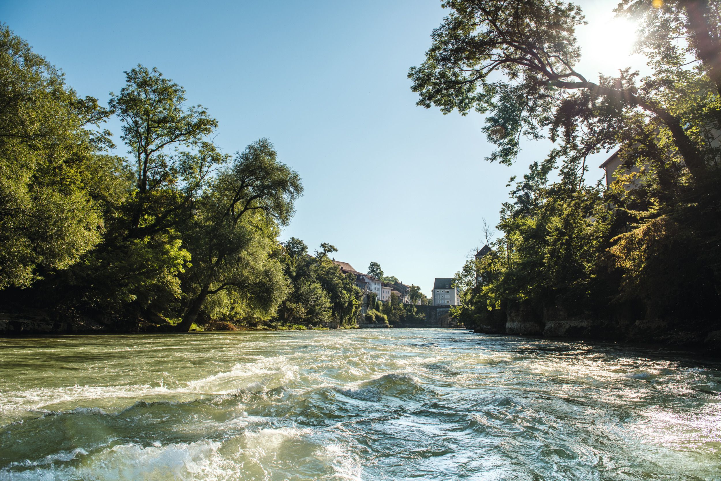 Řeka v Bruggách s relaxačními vodními vlnami a zeleným břehem
