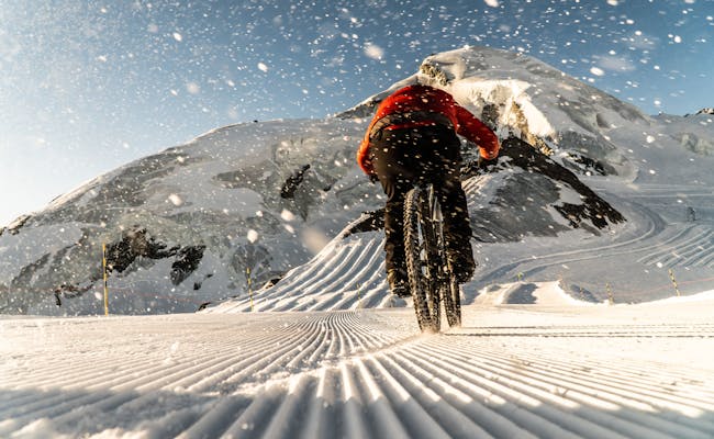 Saas-Fee ledovcový downhill na kole s jezdci na upravené trase