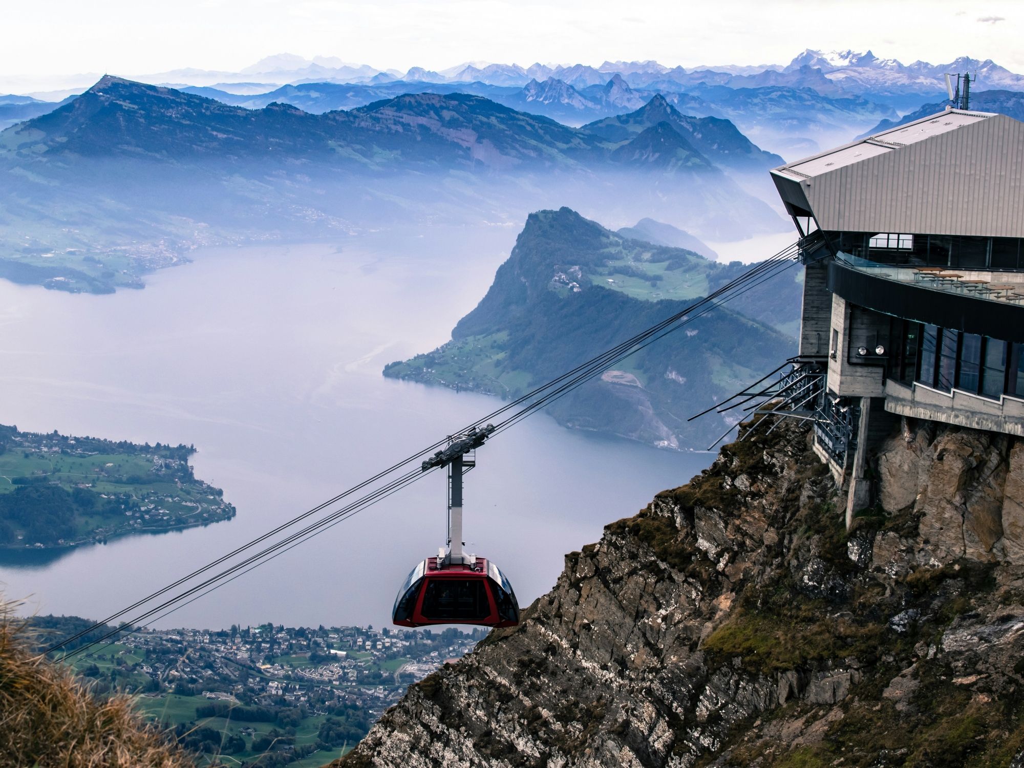 Pilatus: Luftseilbahn, Blick auf Seen und Berge in Obwalden während der Sommermonate.