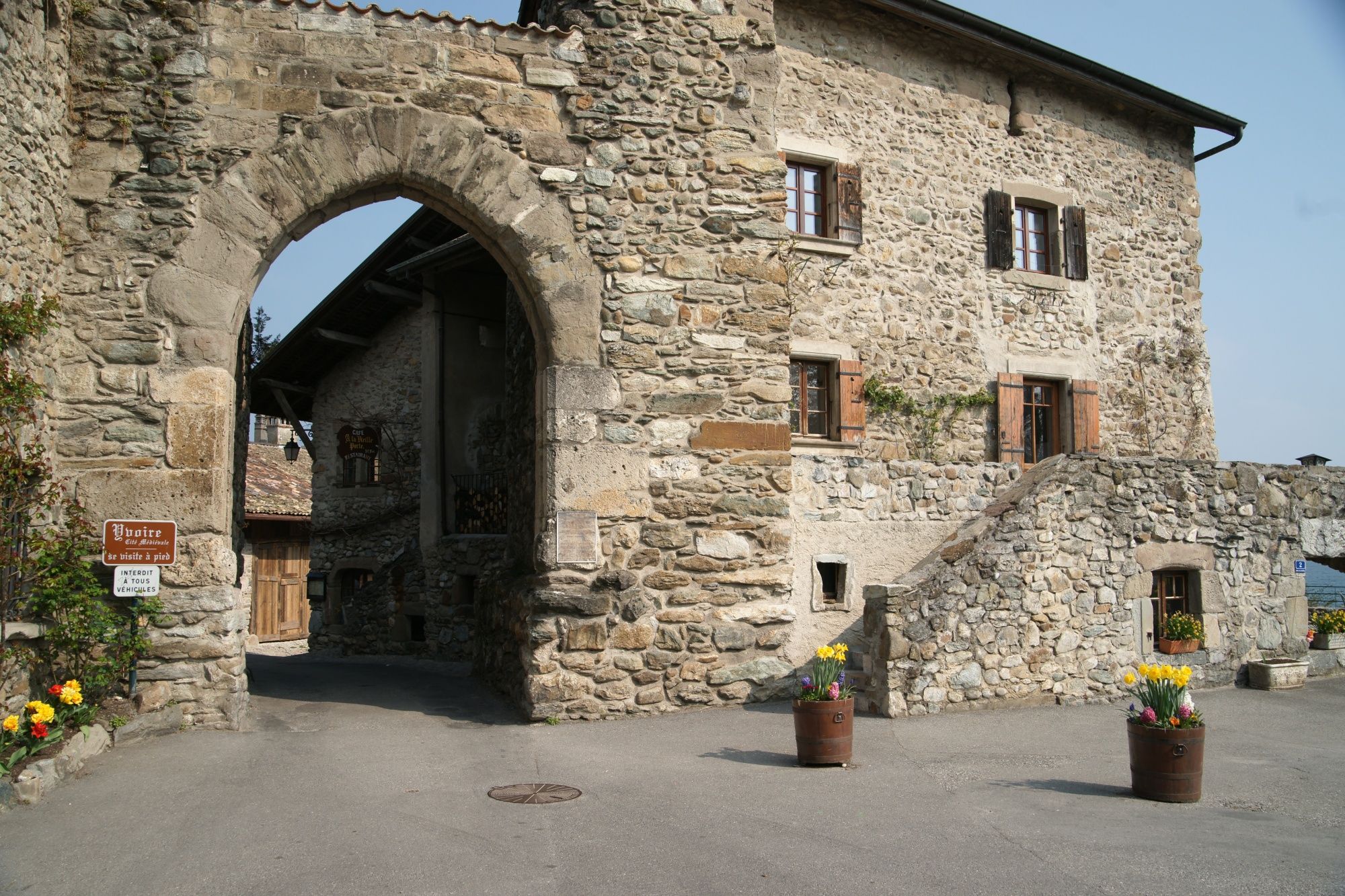 Yvoire: Historická vesnice s impozantní kamennou architekturou a kvetoucími rostlinami.