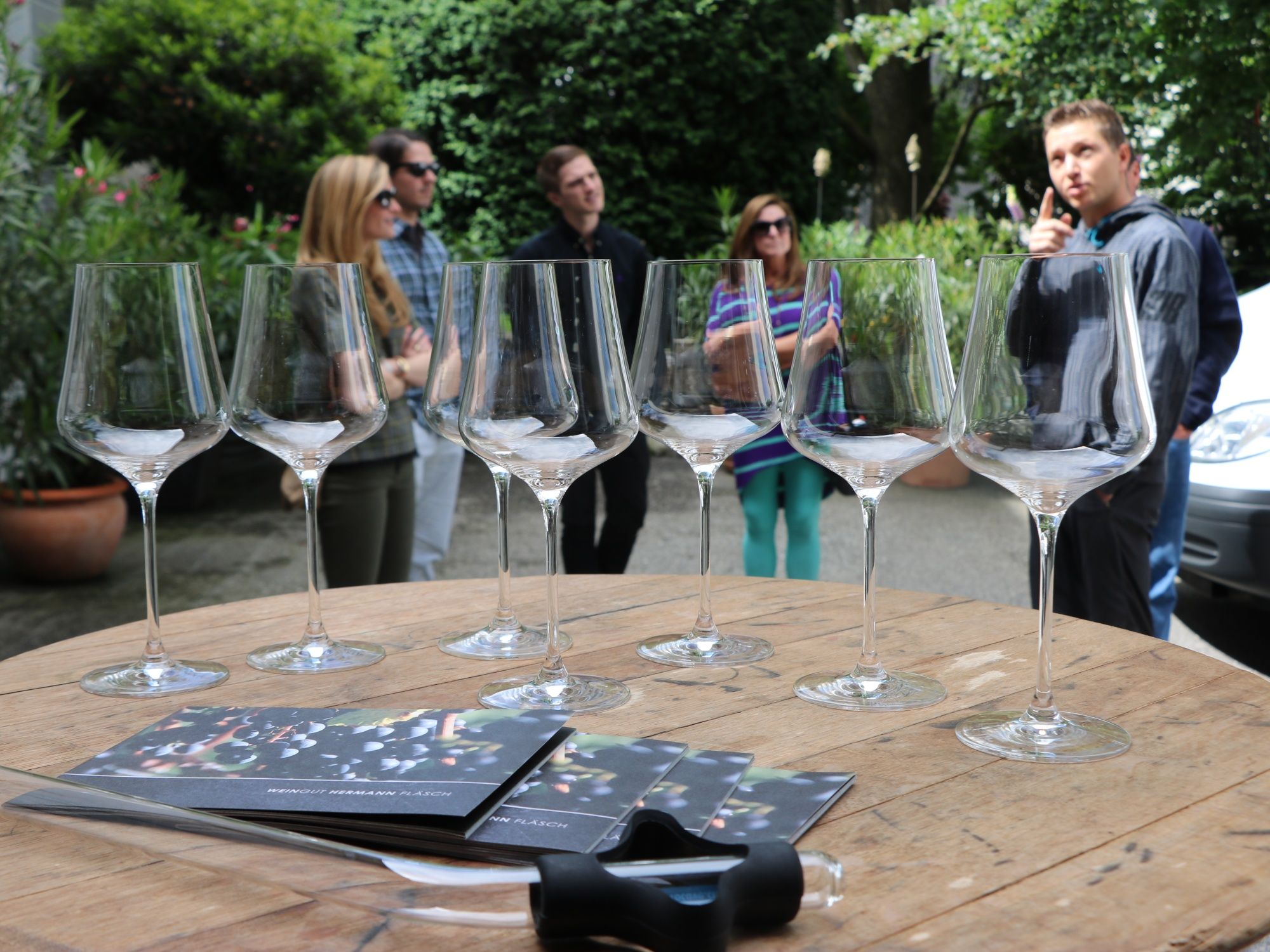 Weindegustation mit Freunden und köstlicher Schokolade in atemberaubender Natur