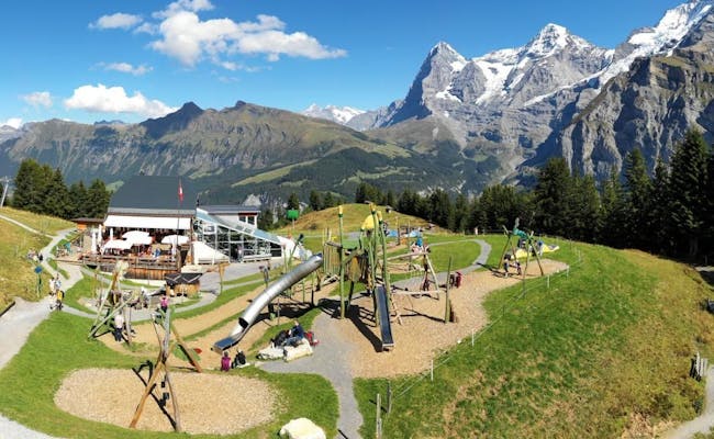 Parco giochi allo Schilthorn con bambini che giocano in estate in montagna.