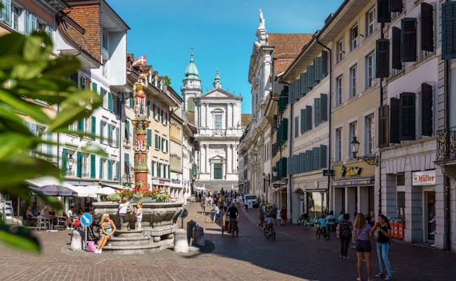 Calle Solothurn con fuente y edificios históricos, ideal para paseos relajados y amantes del arte.