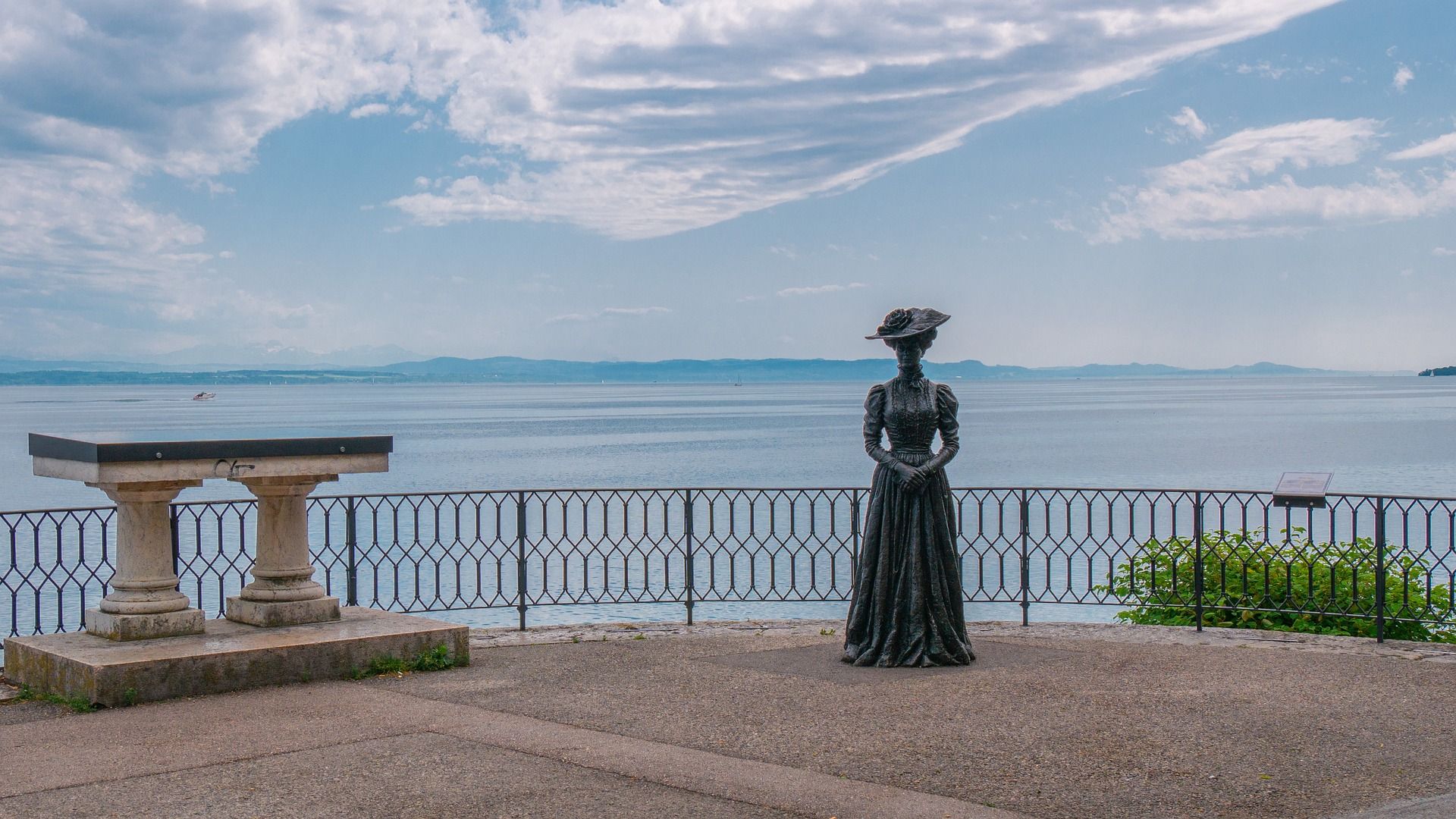 Vue sur le lac de Neuchâtel avec un panorama sur le paysage pittoresque et le ciel dégagé.