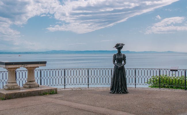 Vista del lago Neuchâtel con vistas a los pintorescos alrededores y al cielo despejado.