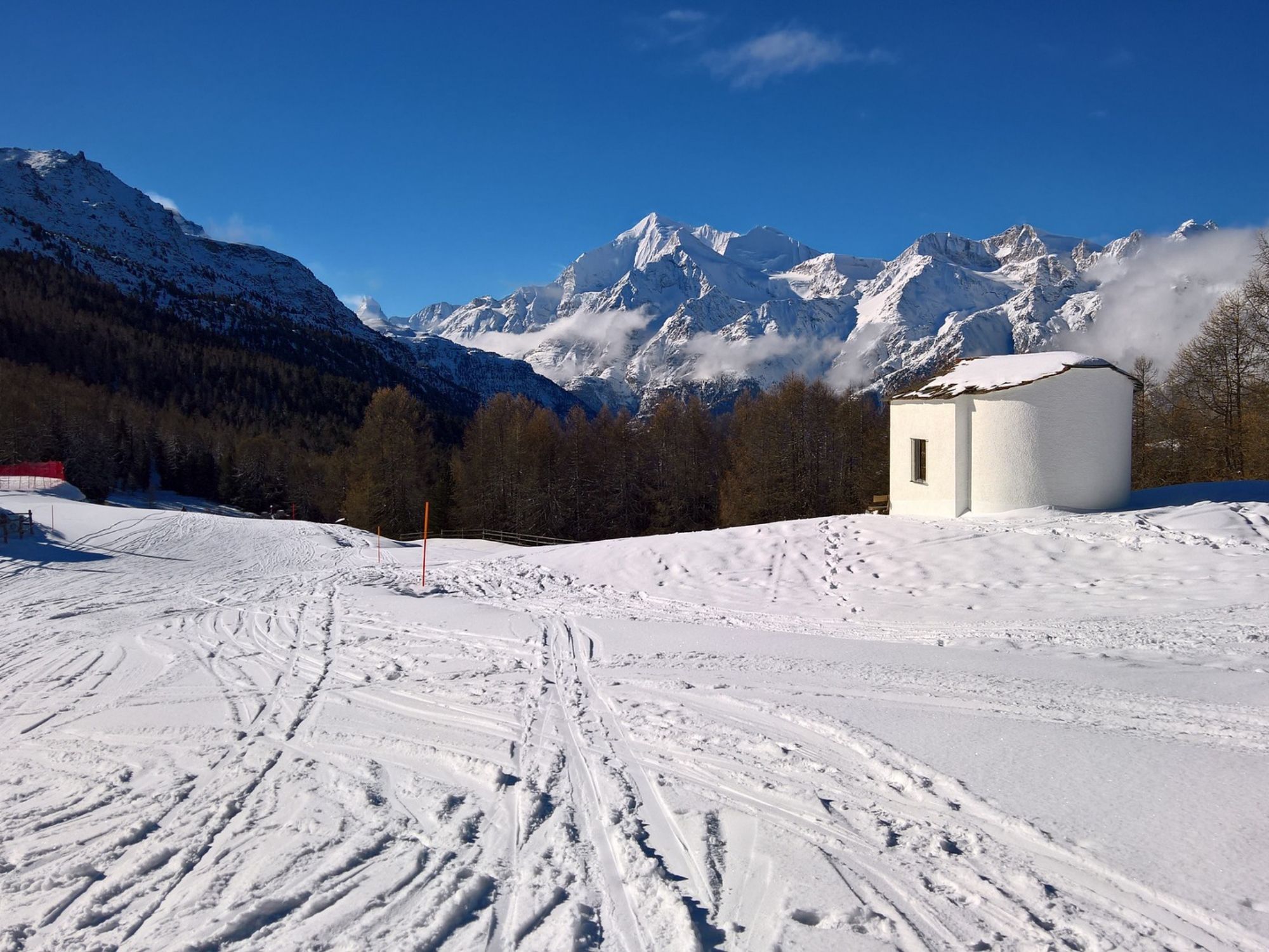 Ματτερχόρν: Θέα από το Hannigalp με καλυμμένα από χιόνι βουνά και καθαρό χειμερινό τοπίο