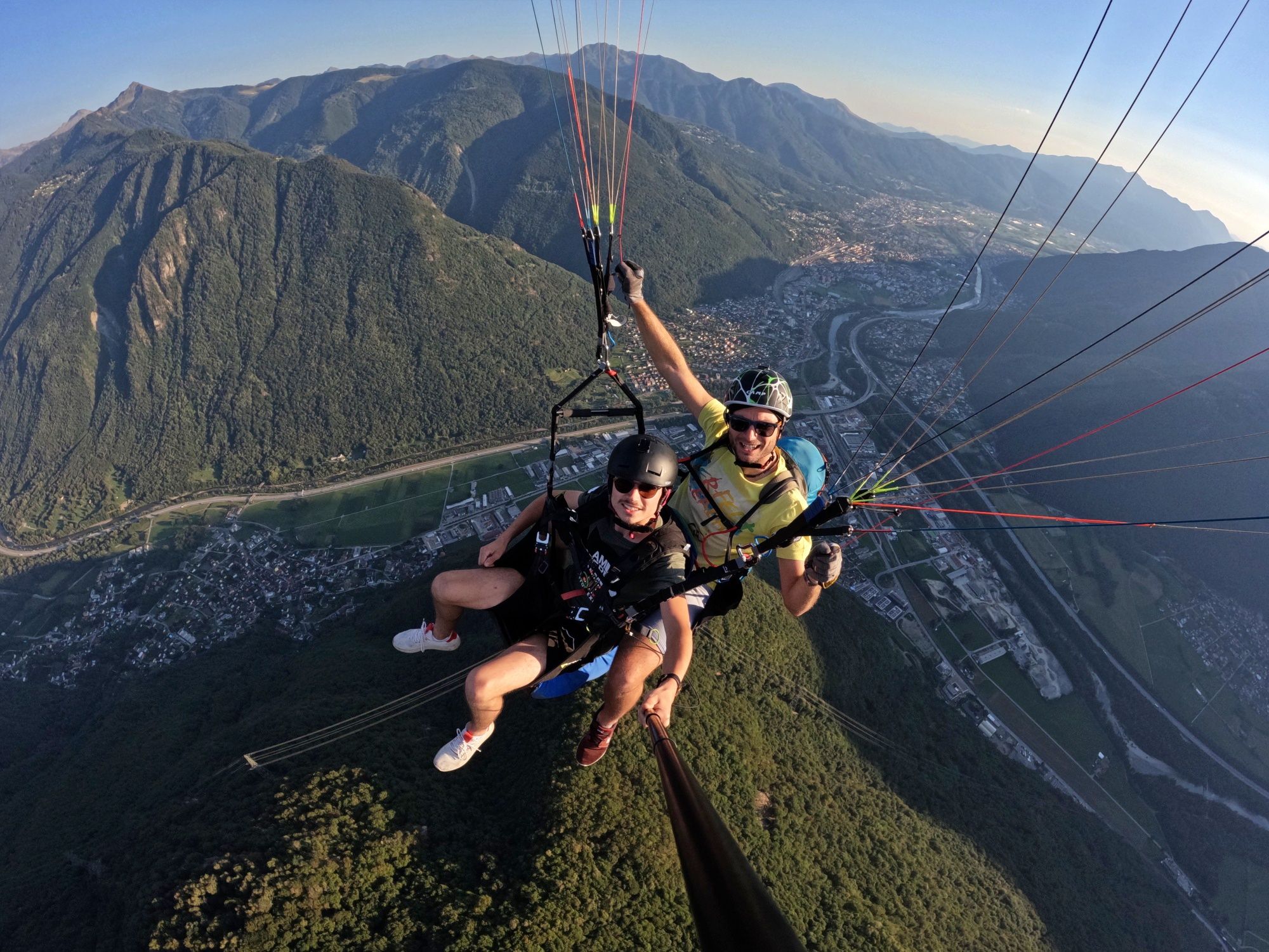Paragliding: Tandemflug über Monte Tamaro mit Blick auf die malerische Landschaft und die Berge.