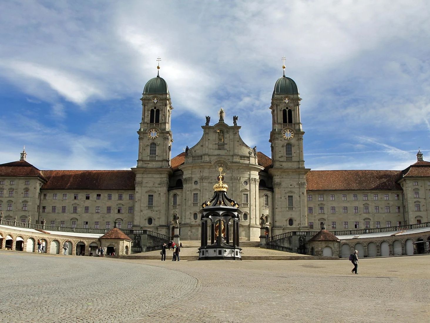 Klooster Einsiedeln: indrukwekkende architectuur met ruimte en bezoekers, historisch monument.