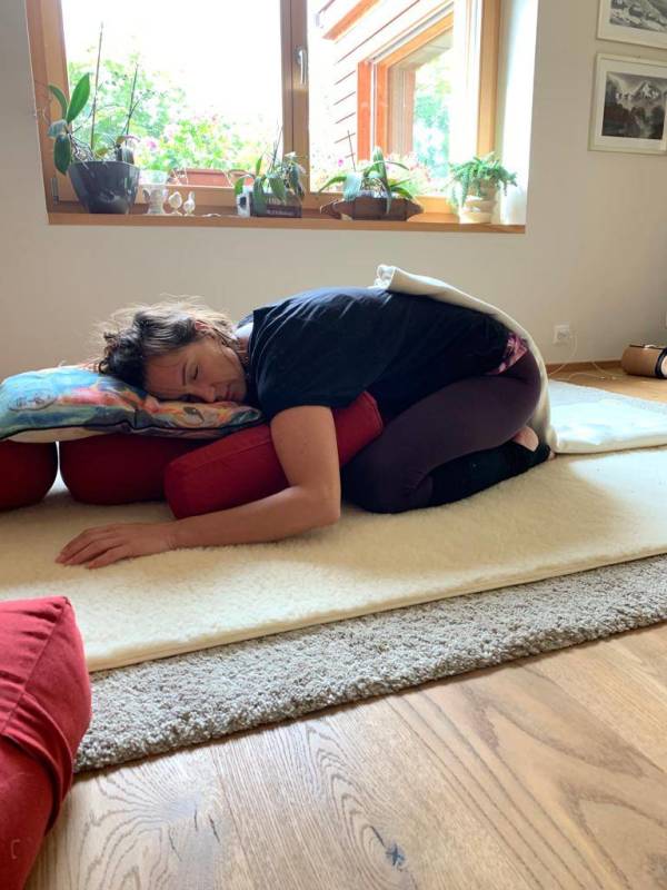 Pose de yoga de relaxation sur un tapis dans un environnement calme