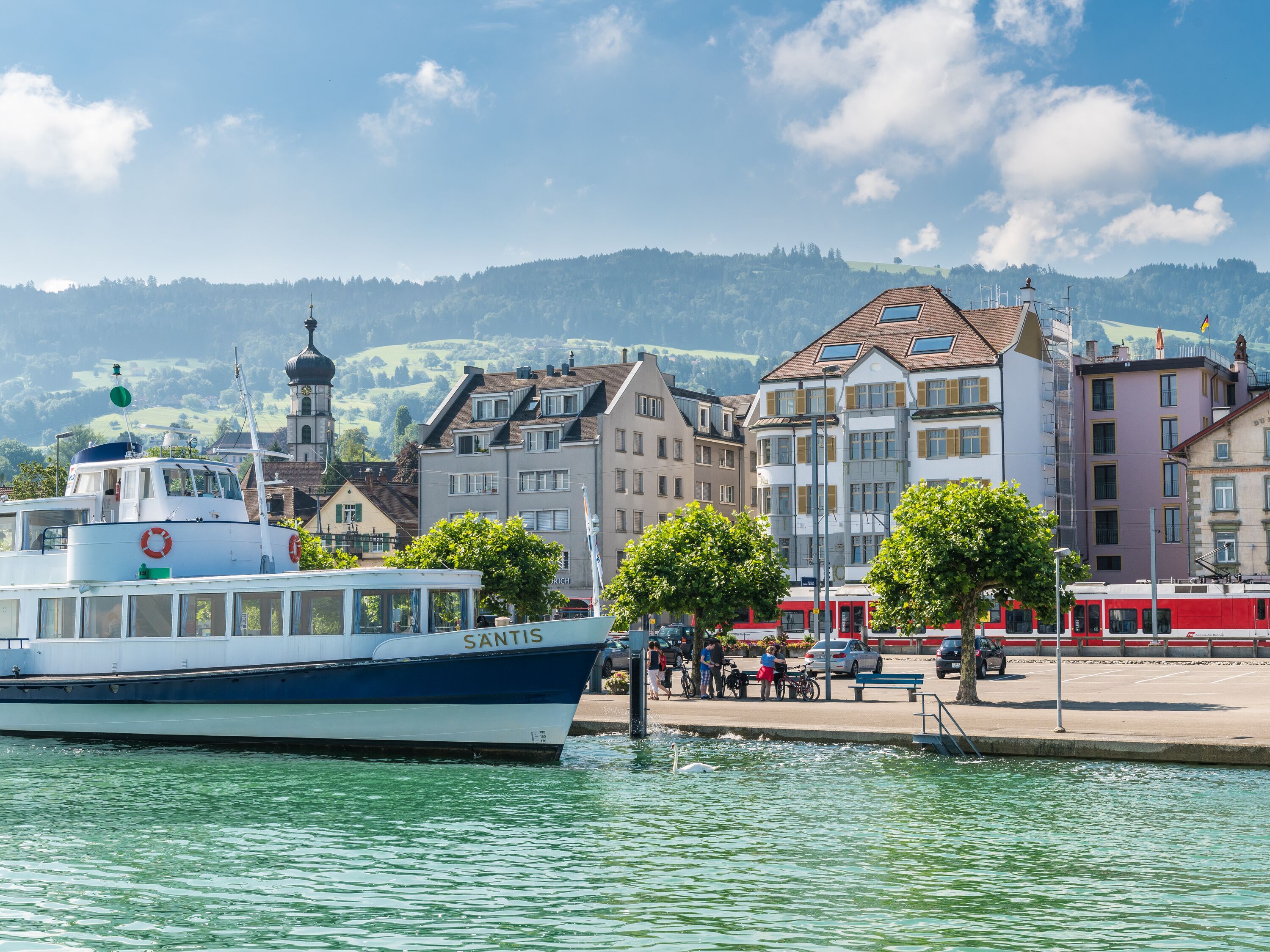 Nave Santis sul Lago di Costanza con vista sulla città di St. Gallen