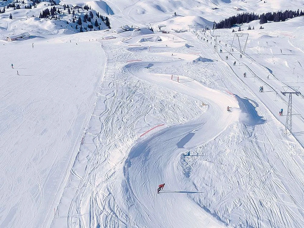 Elsigen Metsch skidområde med skidåkare på backen i snön