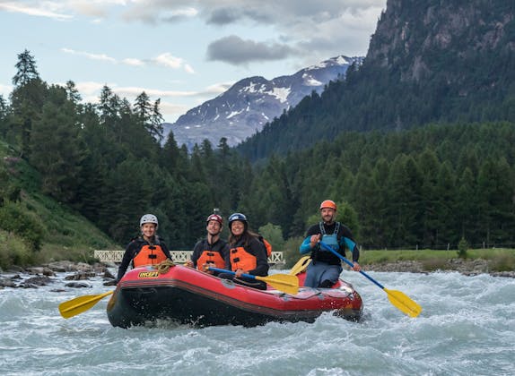 Rafting no Engadina com a família em águas bravas, atividade de rafting no rio Inn.