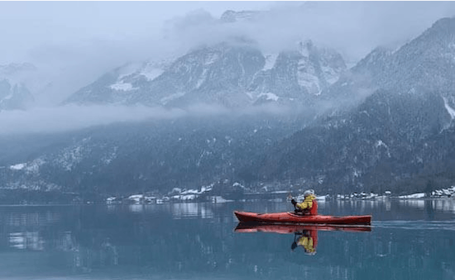 Vestiti bene e scopri il lago in un'atmosfera mistica (Foto: Hightide Kayak School)