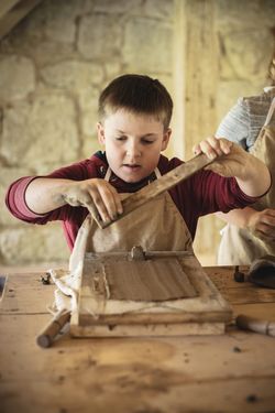 在巴伦贝格露天博物馆，善良的熊正在制作木材块。