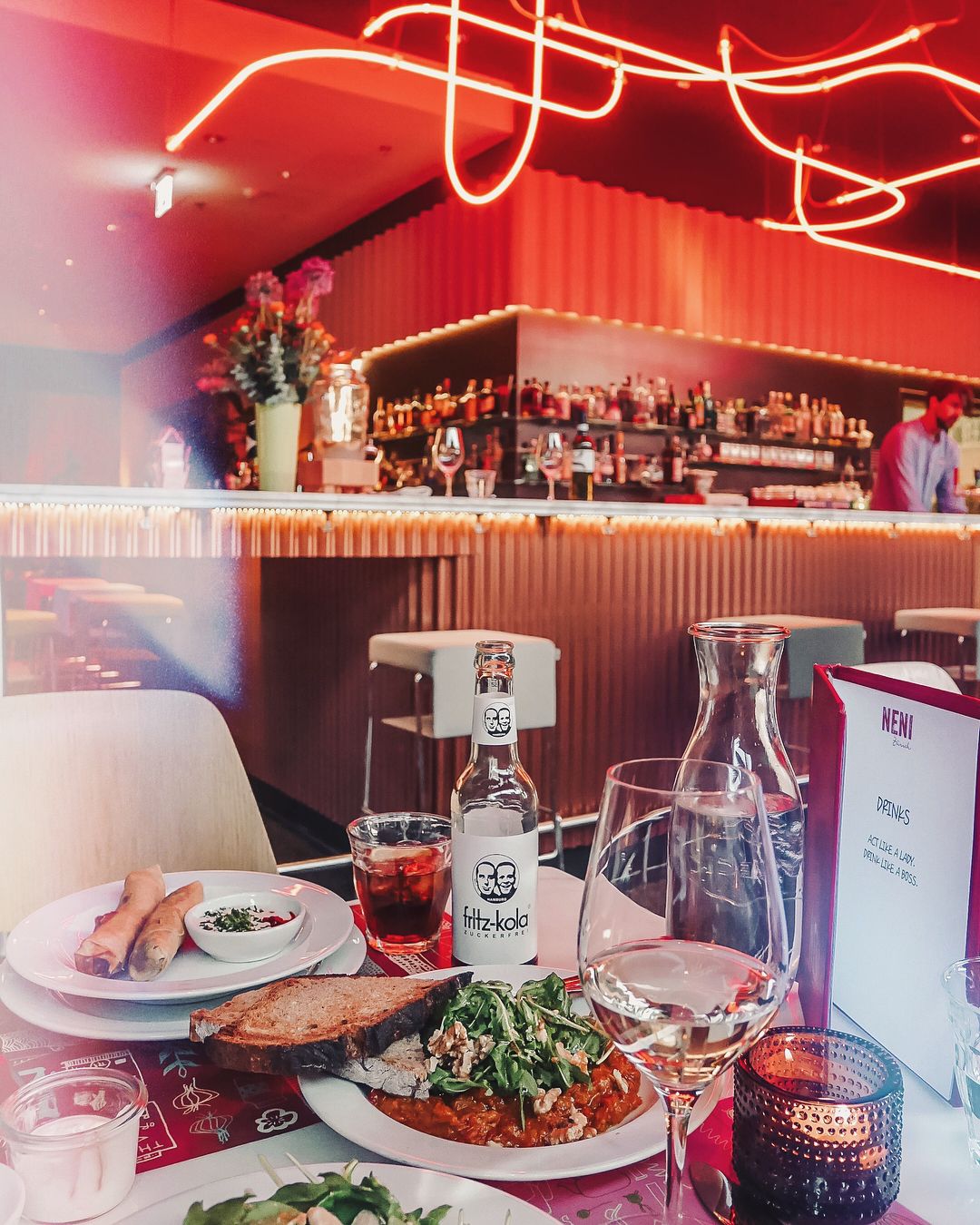 Makan semasa Lawatan Makanan di Zürich, 2023 bersama salad, roti dan minuman.