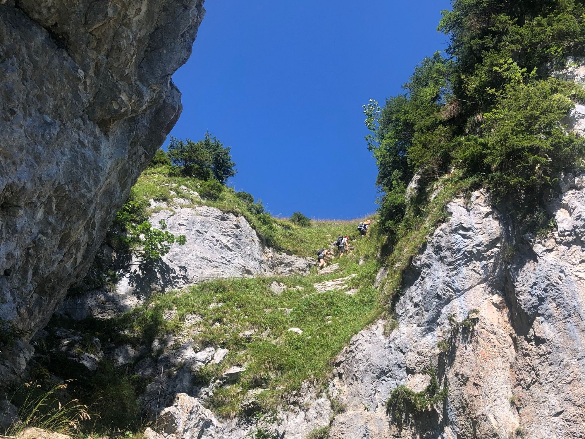 Mendaki di kawasan Alpen dengan jalan curam dan batuan