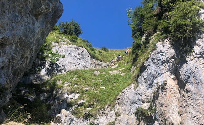 Wandern im Alpengebiet mit steilen Wegen und Felsen